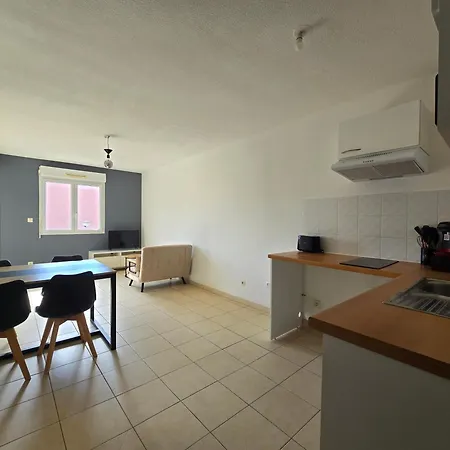 Dans Avec Piscine Apartment *