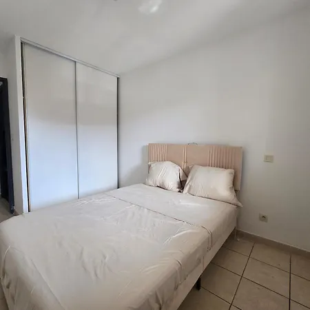 Dans Avec Piscine Apartment *